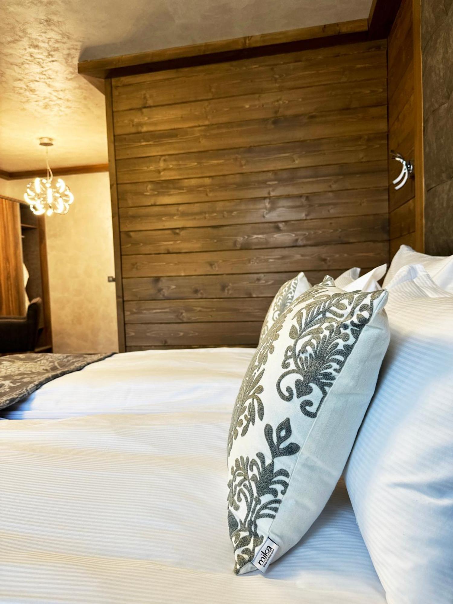 V Guest house *